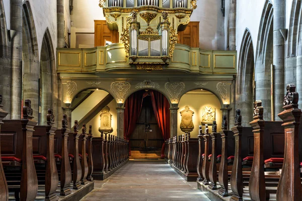 Hermoso órgano viejo decorado con oro — Foto de Stock