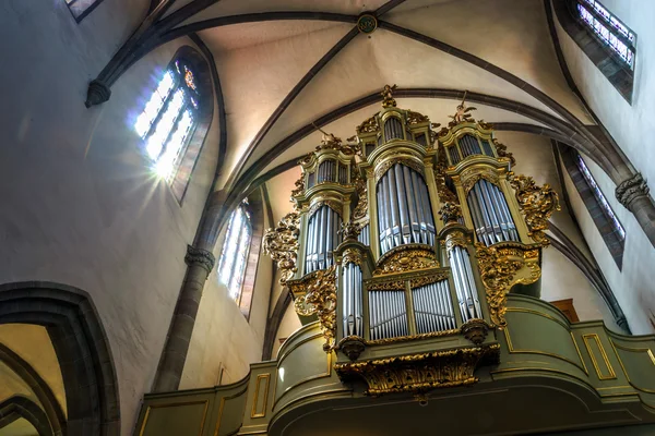 Altınları ile süslenmiş güzel eski organ — Stok fotoğraf