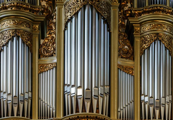 Красивый старый орган, украшенный золотом — стоковое фото