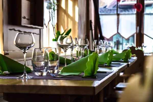 Bicchieri pronti per la cena — Foto Stock