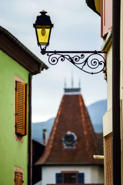 Lâmpada de rua estilo retro na Alsácia — Fotografia de Stock