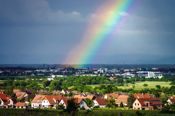 Färgglada regnbåge över byn — Stockfoto