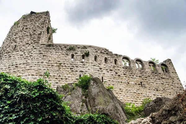 Středověký hrad na vrcholu kopce bernstein — Stock fotografie