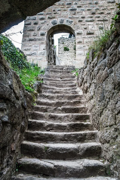 Château médiéval Bernstein au sommet de la colline — Photo