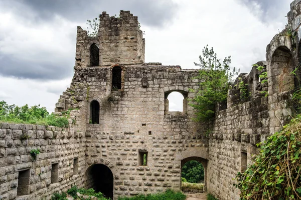 Castelo medieval Bernstein no topo da colina — Fotografia de Stock