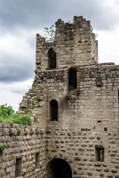 Ortaçağ bernstein tepe üzerinde kale — Stok fotoğraf