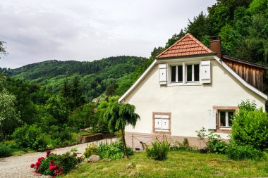 yenilenen köy evi 