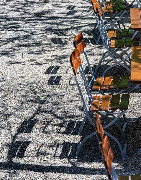 Dřevěné židle a stoly v park café — Stock fotografie