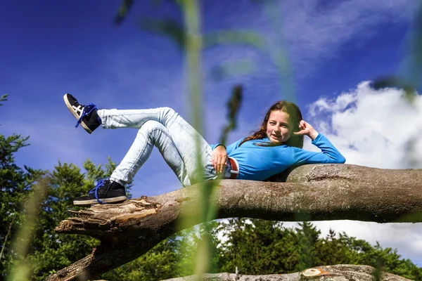 Adolescente mignonne s'allonger sur le bois — Photo