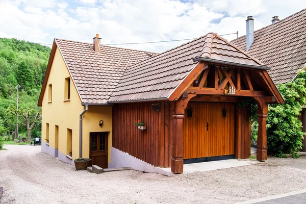 Garagem de madeira construída perto da casa da aldeia — Fotografia de Stock