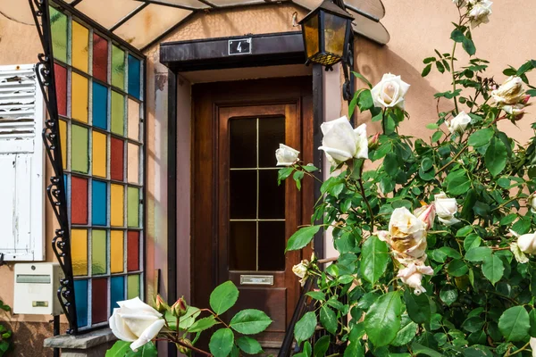 Домашний вход украшен натуральными розами — стоковое фото