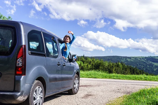 Jovem viajante feliz no carro — Fotografia de Stock