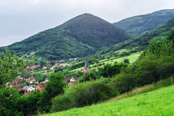 Beautiful green hills in little village — Stock Photo, Image