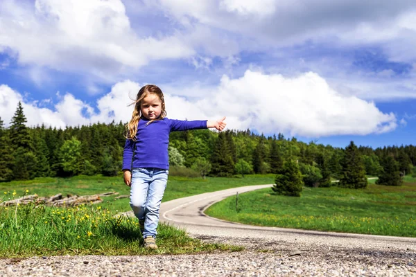 Kink in de kabel-wandelen door schattig klein meisje — Stockfoto