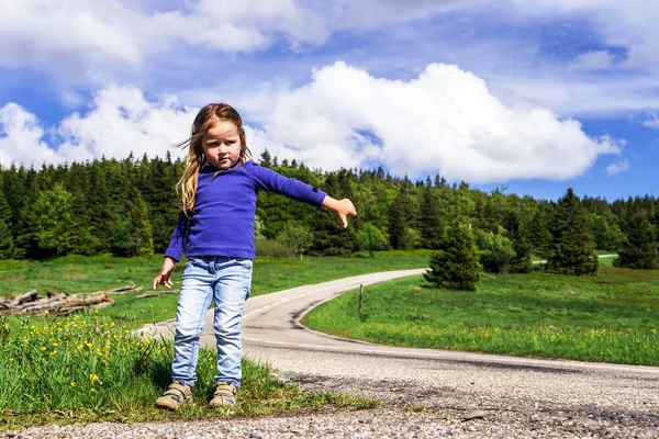 Auto-stop par mignonne petite fille — Photo