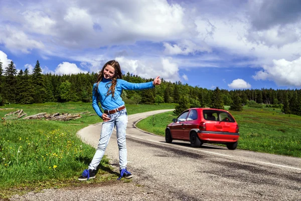 Автостоп молодої дівчини-підлітка — стокове фото
