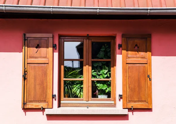 Renovierte PVC-Fenster im alten Dorfhaus — Stockfoto