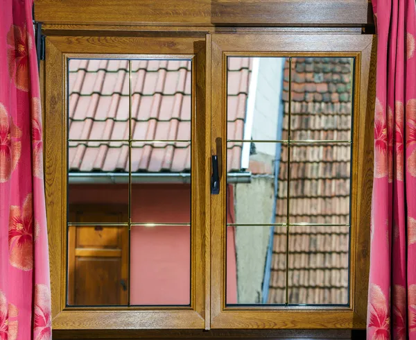 Ламинированные окна из ПВХ в деревенском доме — стоковое фото