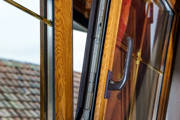 Janelas de PVC laminadas na casa villagr — Fotografia de Stock