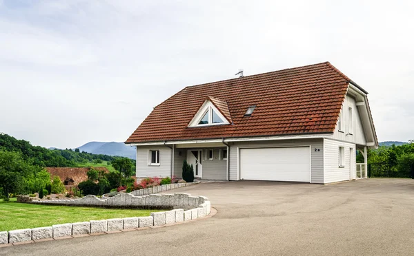 Maison rénovée dans petit village en alsace — Photo