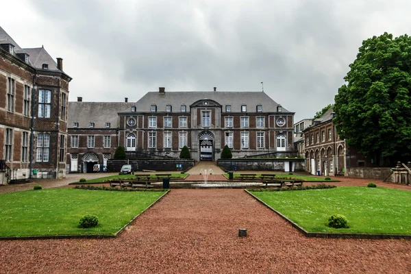 Antigua abadía en la pequeña ciudad de Bélgica — Foto de Stock
