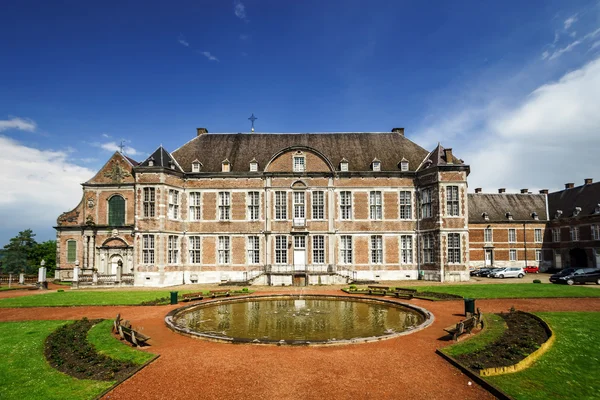 Vecchia abbazia nella piccola città belgium — Foto Stock