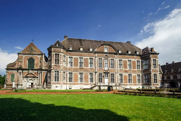 Abadia velha na pequena cidade bélgica — Fotografia de Stock