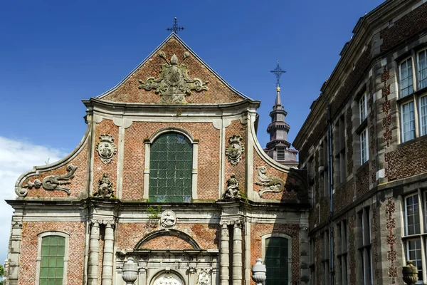 Vieille abbaye dans la petite ville belge — Photo