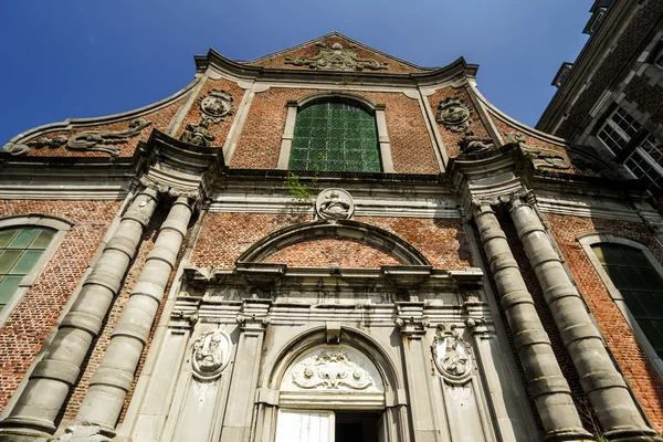 Gamla abbey i liten stad i Belgien — Stockfoto