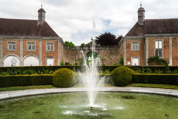 Renovované staré středověký hrad — Stock fotografie