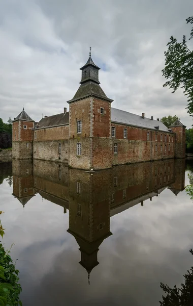 Średniowieczny zamek z odbiciem — Zdjęcie stockowe