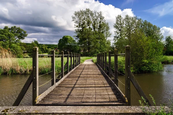 Pont en bois sur la rivière — Photo