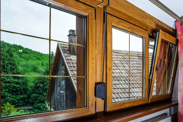 Laminerad pvc-fönster i villagr hus Royaltyfria Stockfoton