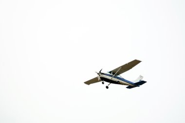 küçük uçak gökyüzünde
