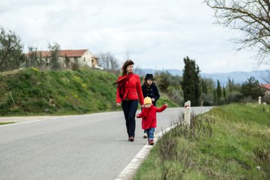 iki kızı ile anne 