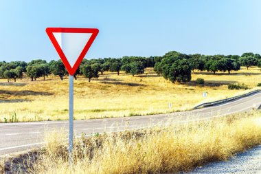 kırmızı üçgen yol levhası