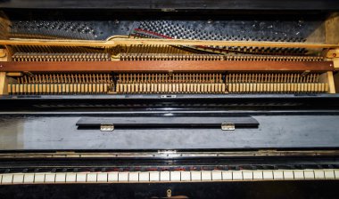 eski klasik piyano görünümünü içinde