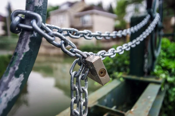 Geschlossenes Schloss an der Kette — Stockfoto