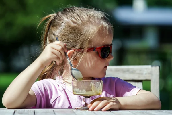 Mignonne petite fille manger de la crème glacée — Photo