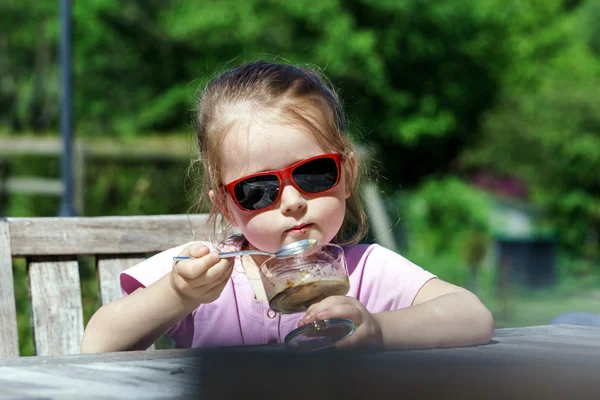 Süßes kleines Mädchen isst Eis — Stockfoto