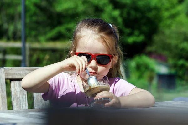 Süßes kleines Mädchen isst Eis — Stockfoto