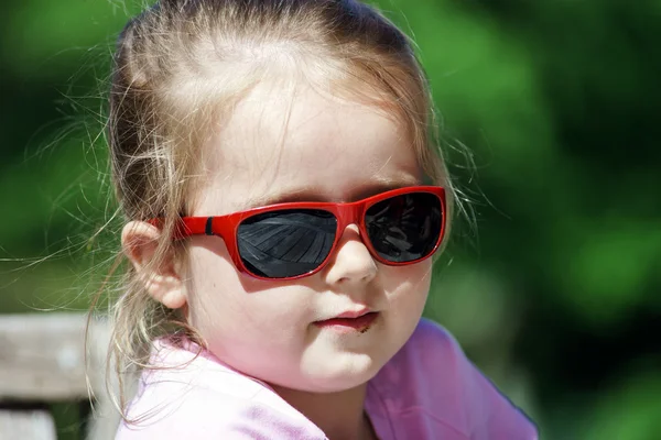 Schattig klein meisje eten ijs — Stockfoto