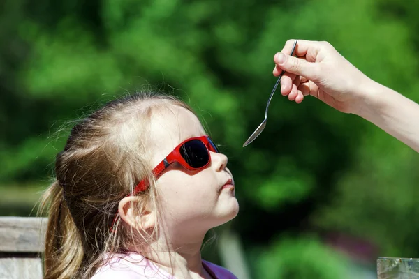 Gadis kecil yang lucu makan es krim — Stok Foto