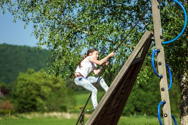 Adolescente brincando no parque infantil — Fotografia de Stock