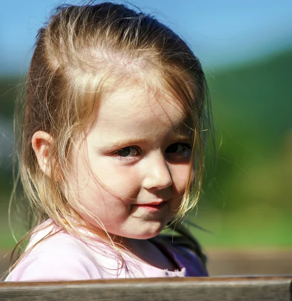 Söt liten flicka stående, solig dag — Stockfoto