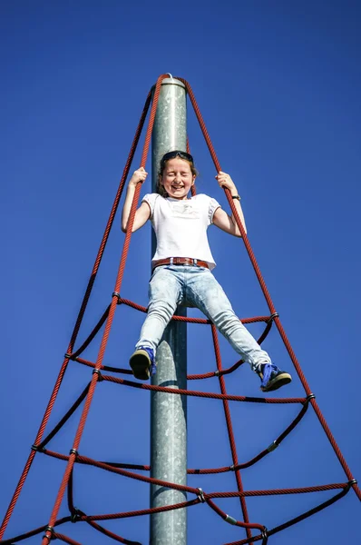 Adolescente jouant sur une aire de jeux pour enfants — Photo