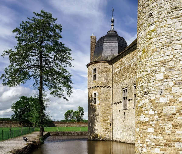 Renovovaný středověký hrad — Stock fotografie