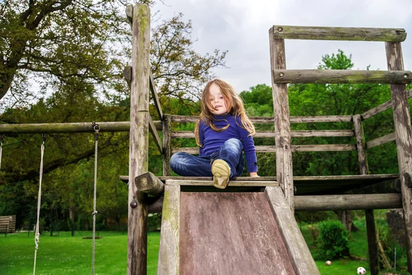 Giovane ragazza e bordo teeter in legno — Foto Stock