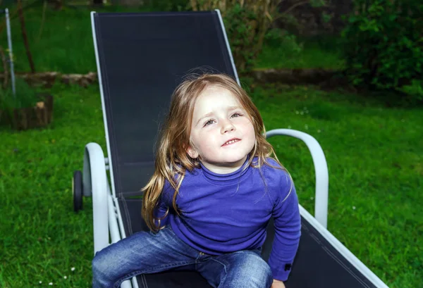 Linda niña en silla de cabestrillo — Foto de Stock