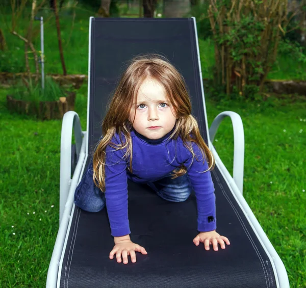 Nettes kleines Mädchen auf Tragetuch Stuhl — Stockfoto